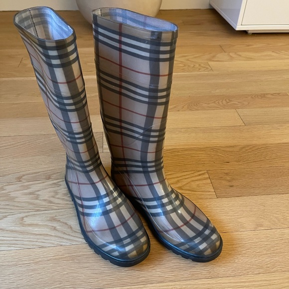 Burberry Rainboots - Picture 2 of 10